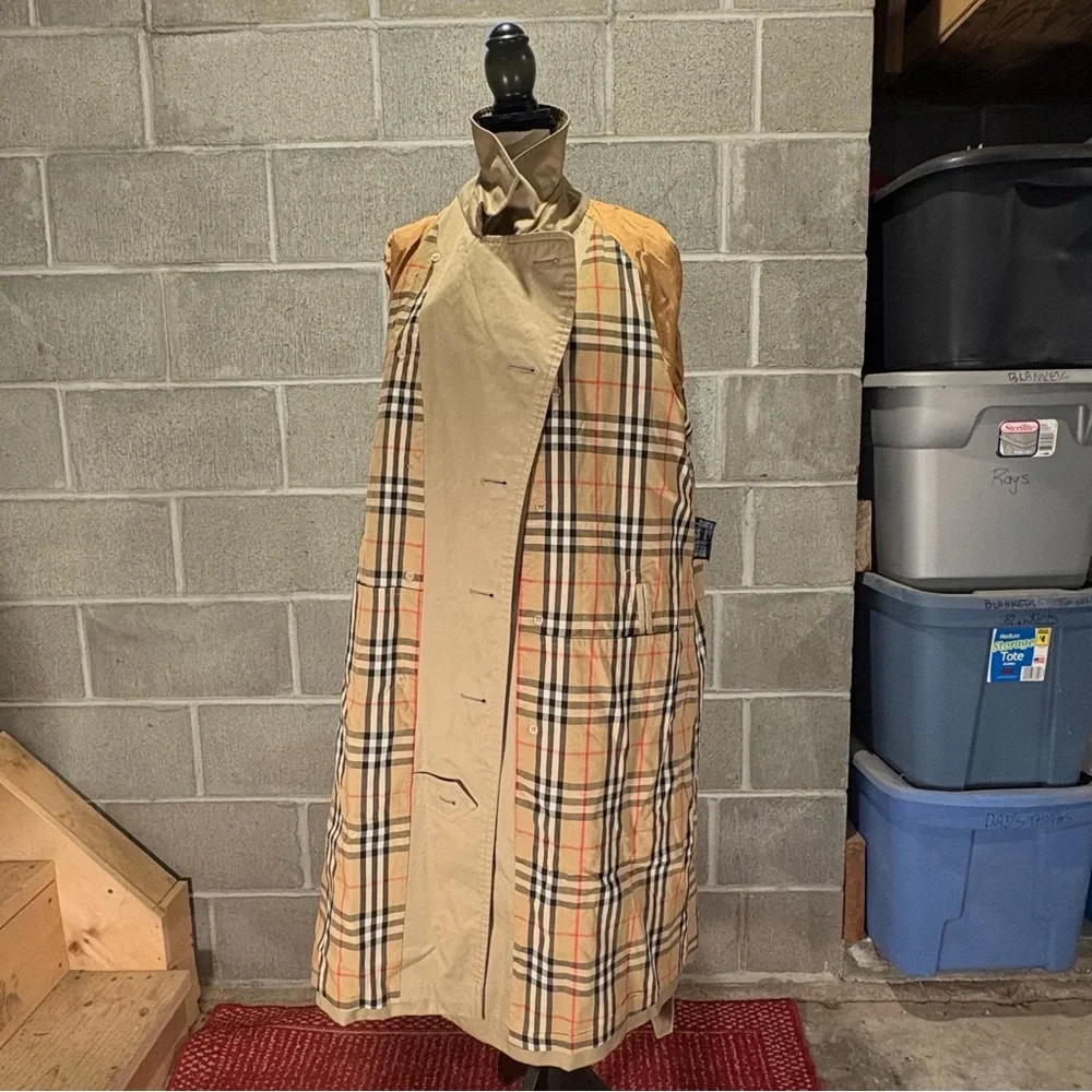 Burberry trench coat. - Picture 9 of 16